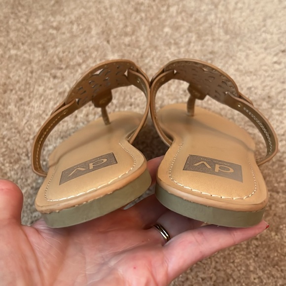 DV by Dolce Vita Gotie Medallion Thongs - Picture 5 of 8